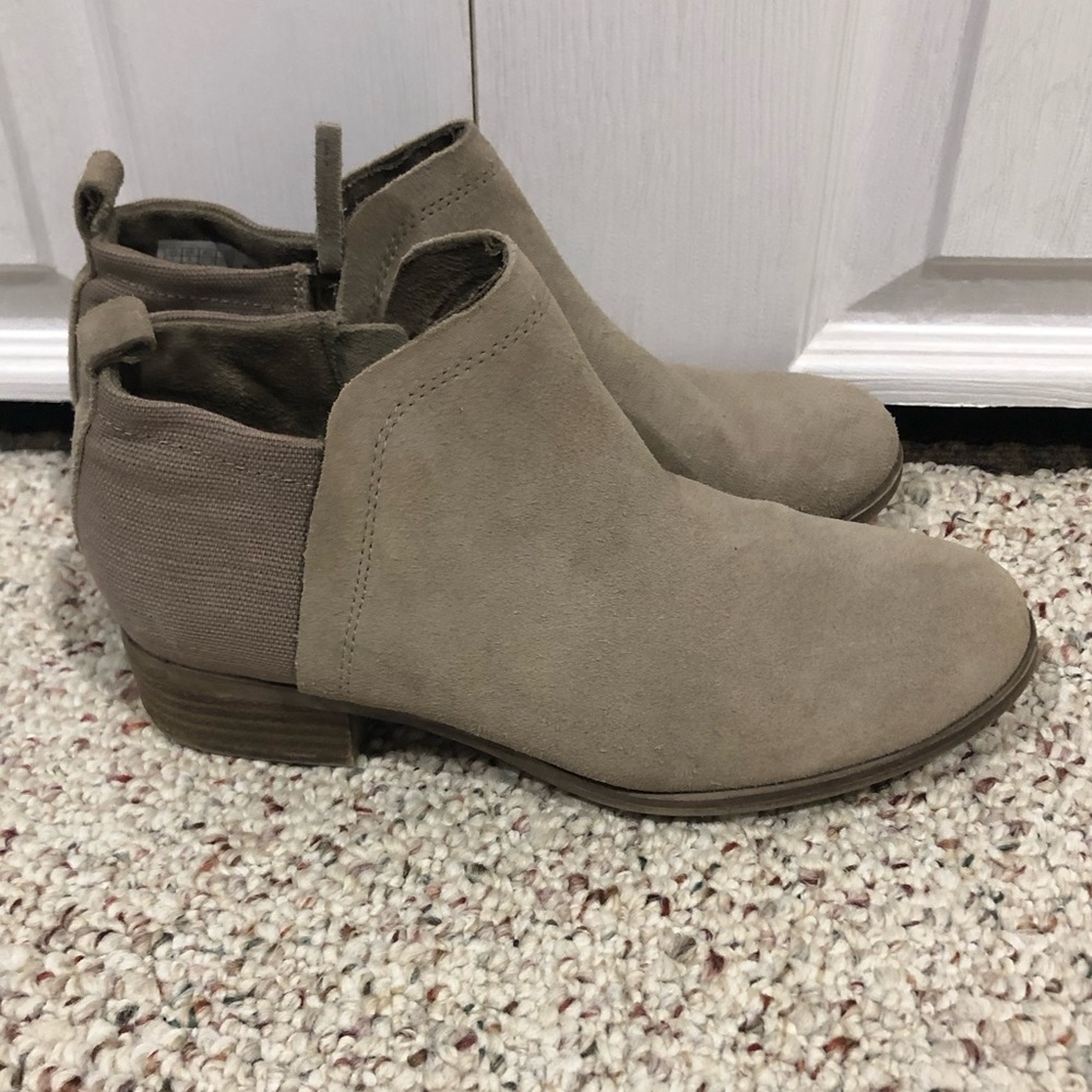 Toms women’s size 7 tan booties.